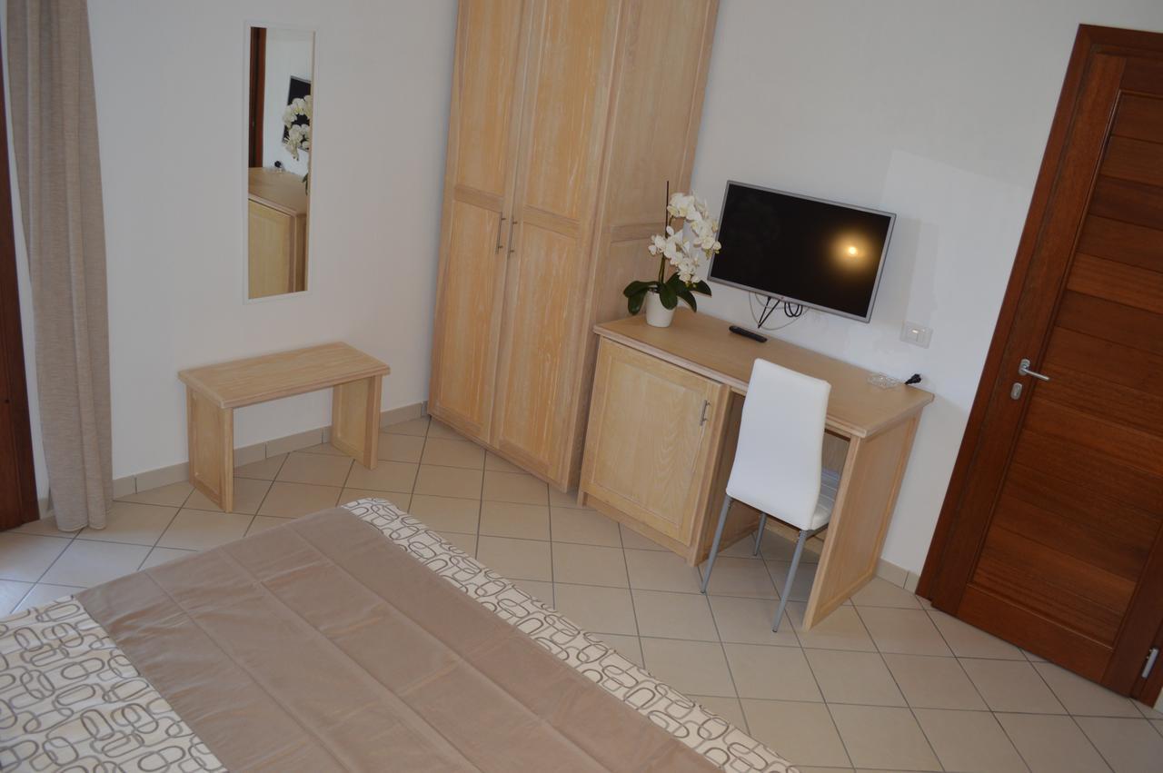 Guest Rooms Affittacamere San Teodoro  Buitenkant foto