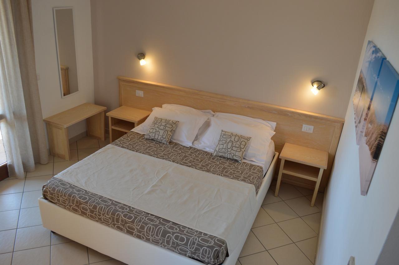 Guest Rooms Affittacamere San Teodoro  Buitenkant foto