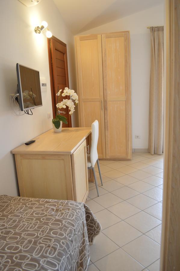 Guest Rooms Affittacamere San Teodoro  Buitenkant foto